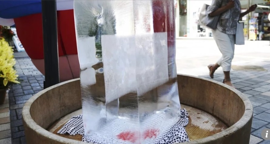 Những tảng đá tủ lạnh được để trên đường phố để giảm bớt các nắng nóng thiêu đốt tại Nhật hai tuần qua. Ảnh: Kyodo news 