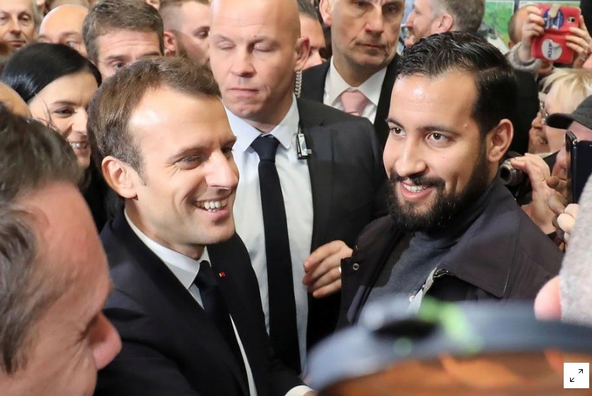 Benalla ( phải) luôn là lá chắn cho Tổng thống Pháp Emmanuel Macron khi xuất hiên trước đám đông.