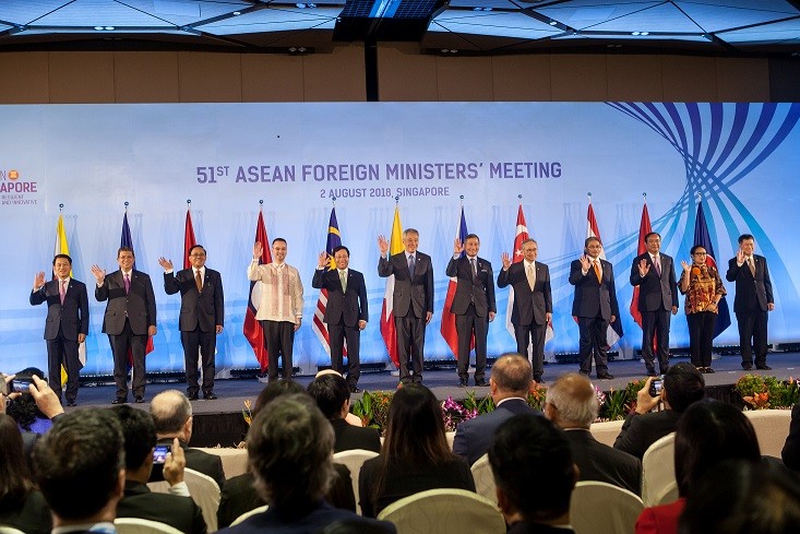 Ảnh: Thủ tướng Singapore Lý Hiển Long (giữa) chụp ảnh chung với các Bộ trưởng Ngoại giao ASEAN tại phiên khai mạc.