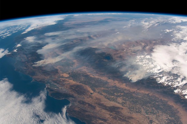Nhìn từ ngoài trái đất cũng thấy đám cháy rừng khủng khiếp nhất trong lịch sử nước Mỹ.