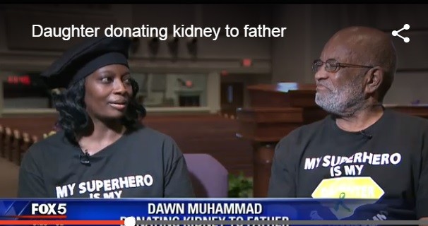 Hai bố con được lên truyền hình kể về câu chuyện giảm cân thần tốc để cứu cha.