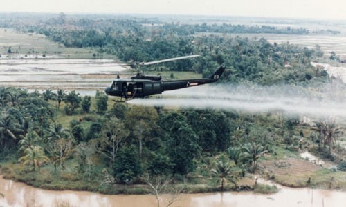 Một trực thăng Mỹ rải chất độc da cam trong chiến tranh Việt Nam. Ảnh: Wikipedia. 