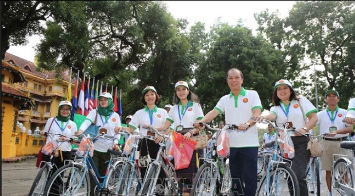 Thứ trưởng Bộ Ngoại giao Nguyễn Quốc Dũng cùng đoàn đạp xe xuất phát từ Trụ sở Bộ Ngoại giao, số 1 Tôn Thất Đàm.Ảnh: TTXVN