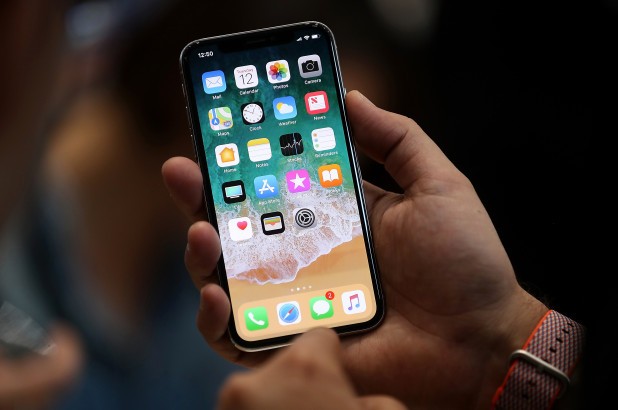 Các loại iPhone đời mới của hãng Apple không còn nút Home, mà chỉ cần dùng ngón cái vuốt là về màn hình chính.