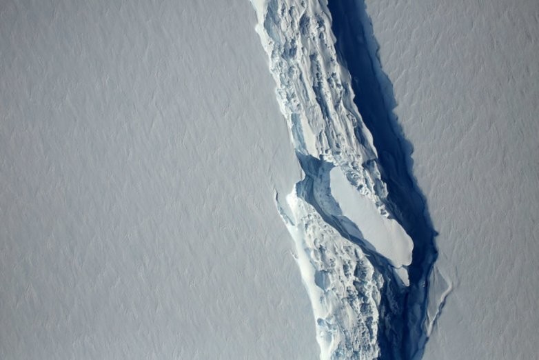 Tảng băng khổng lồ tương đương một nửa bang ở Mỹ đã tách ra khỏi núi băng và xoay tròn khi ra biển lớn.