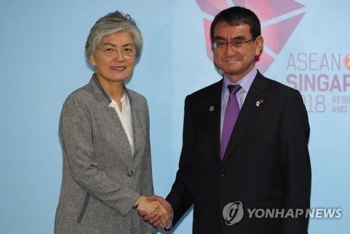 Ngoại trưởng Hàn Quốc Kang Kyung-wha và Ngoại trưởng Nhật Bản Taro Kono tại cuộc gặp ngày 2/8/2018 ở Singapore. Ảnh: Yonhap
