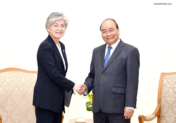 Thủ tướng Nguyễn Xuân Phúc đã tiếp Bộ trưởng Ngoại giao Hàn Quốc Kang Kyung-wha. Ảnh VGP