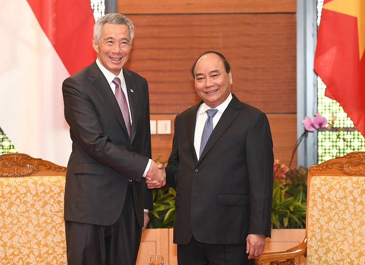 Thủ tướng Nguyễn Xuân Phúc đã có cuộc gặp song phương với Thủ tướng Singapore Lý Hiển Long. Ảnh: VGP