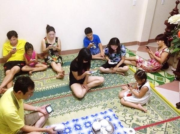 Giới trẻ Việt trung bình dành 5 tiêng 10phút mỗi ngày để online, thấp nhất khu vực, còn Thái Lan cao nhất khu vực với thời gian trung bình online là 7 tiếng 6 phút. Ảnh: TL