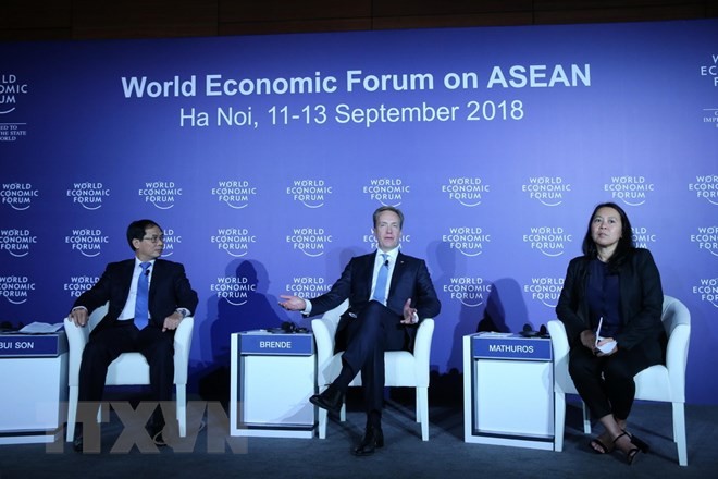 Chủ tịch WEF Borger Brende và Thứ trưởng thường trực Bộ Ngoại giao Bùi Thanh Sơn, Trưởng ban Tổ chức WEF ASEAN 2018. Ảnh: TTXVN