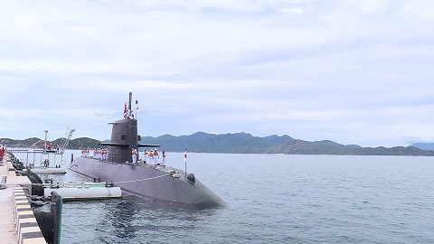 Lần đầu tiên àu ngầm JS Kuroshio của Nhật Bản cập cảnh Cam Ranh, Việt Nam. Ảnh: KTV