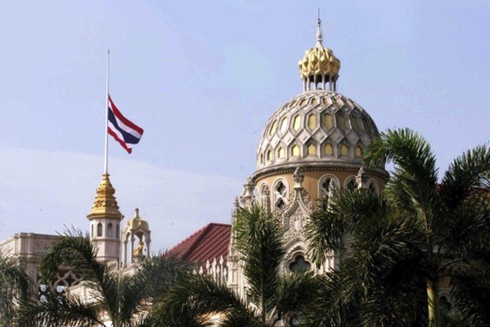 Các công sở tại Thái Lan treo cờ rủ ba ngày từ 24/9 đến 26/9 để tưởng niệm Chủ tịch Trần Đại Quang.