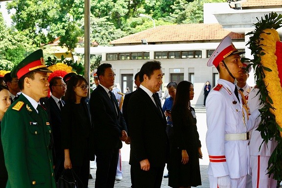 Thủ tướng Hàn Quốc Lee Nak-yeon viếng Chủ tịch nước Trần Đại Quang sáng 26/9. Ảnh: Như Ý