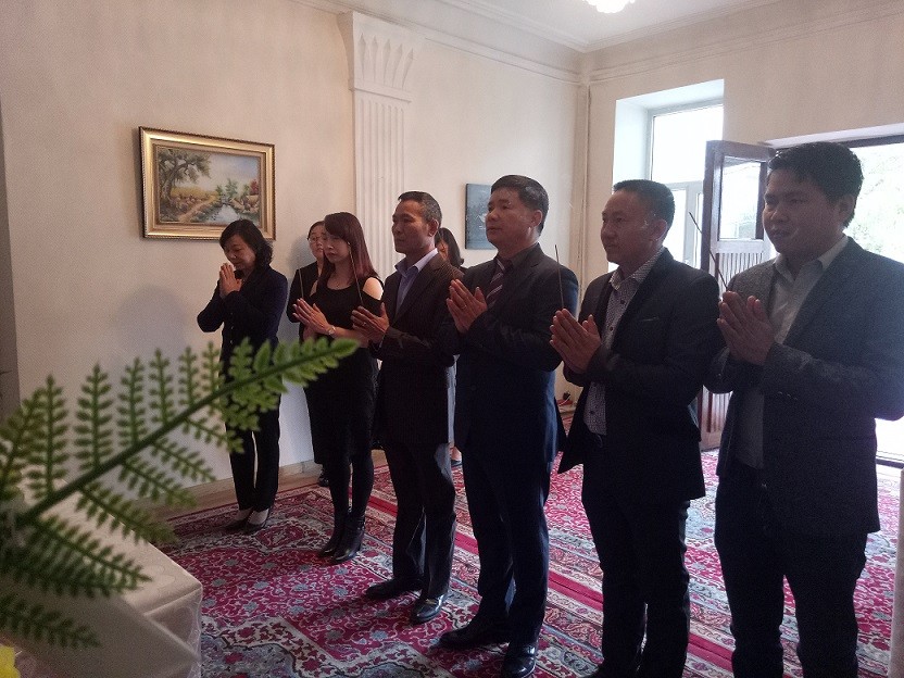 Ban Chấp hành Hội người Việt tại Mông Cổ thành kính viếng Chủ tịch Trần Đại Quang.