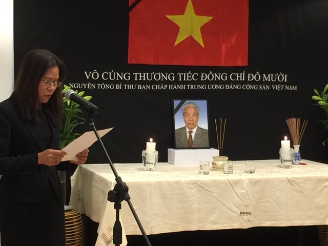 Đại sứ Việt Nam tại Hà Lan Ngô Thị Hòa ghi sổ tang viếng Nguyên TBT Đỗ Mười.