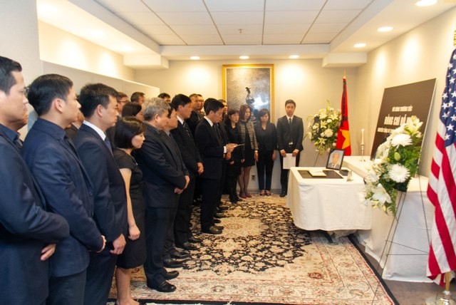 Toàn thể cán bộ, nhân viên Đại sứ quán Việt Nam tại Mỹ viếng nguyên TBT Đỗ Mười. 