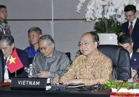 Thủ tướng Nguyễn Xuân Phúc tham dự cuộc gặp các nhà lãnh đạo ASEAN. Ảnh: VGP