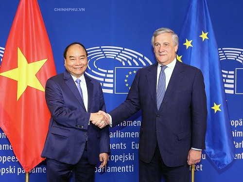 Thủ tướng Nguyễn Xuân Phúc hội kiến với Chủ tịch Nghị viện châu Âu Antonio Tajani. Ảnh:VGP