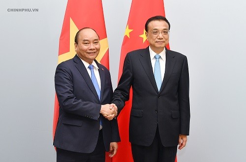 Thủ tướng Nguyễn Xuân Phúc tiếp xúc với Thủ tướng Trung Quốc Lý Khắc Cường. Ảnh: VGP