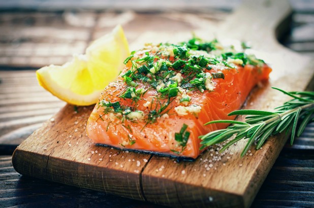 Các nhà khoa học khuyên nên ăn dầu cá hai lần một tuần để có một tuổi già khỏe mạnh.