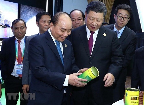 Thủ tướng Nguyễn Xuân Phúc, TBT- Chủ tịch Tập Cận Bình tới thăm Khu trưng bày của Việt Nam tại Hội chợ CIIE 2018. Ảnh: TTXVN