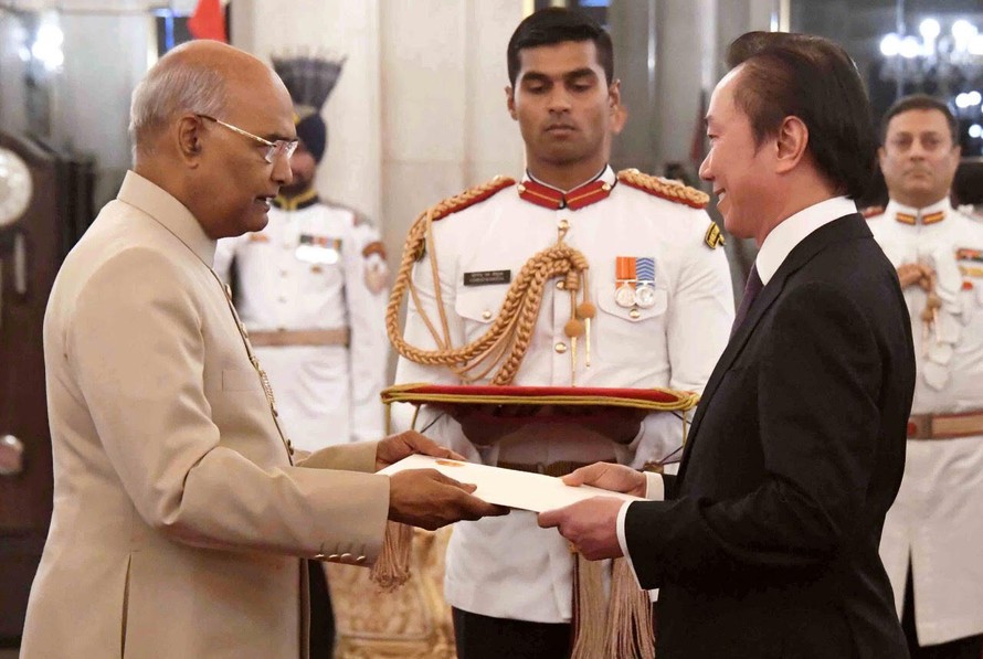 Đại sứ Phạm Sanh Châu đã trình Ủy nhiệm thư của Tổng Bí thư, Chủ tịch nước Nguyễn Phú Trọng lên Tổng thống Ấn Độ Ram Nath Kovind ngày 13/11. Ảnh: BNG