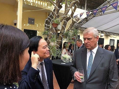 Bộ trưởng Phùng Xuân Nhạ (bên trái) trao đổi trực tiếp bằng tiếng Anh với Công tước xứ York, Hoàng tử Andrew tại Hà Nội ngày 4/12. Ảnh: L.A