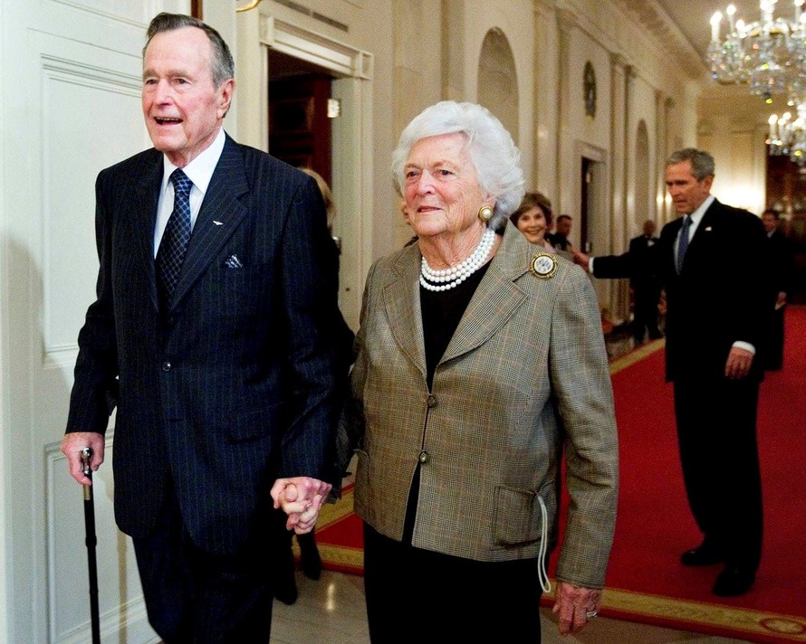 cố Tổng thống Bush H.W. Bush và phu nhân Barbara Bush dự một buổi tiệc ở Nhà Trắng năm 2009 khi Bush "con" đang là đương kim tổng thống Mỹ. Ảnh: CNN