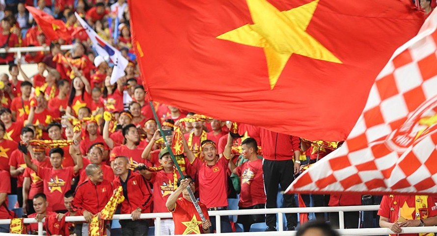 Cổ động viên Việt Nam được báo chí quốc tế khen ngợi là vô cùng cuồng nhiệt. Ảnh: Sputnik