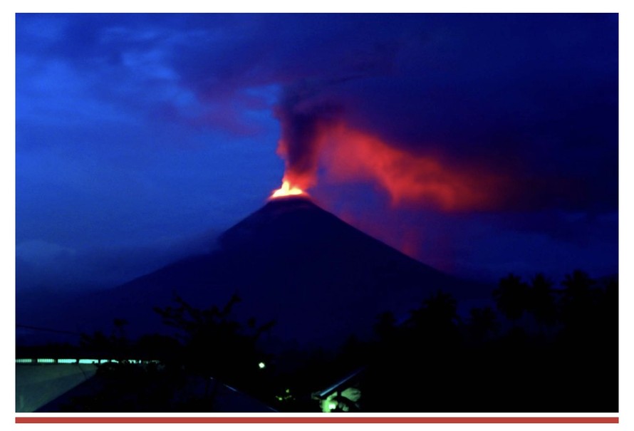 Núi Soputan phun trào 2 lần trong sáng 17/12.