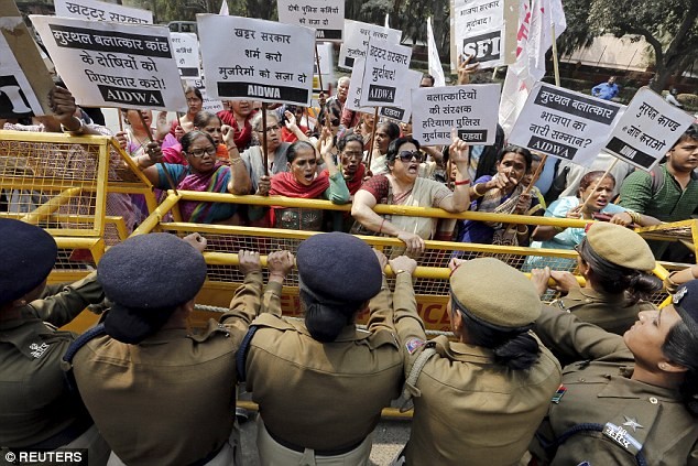 Người dân Ấn Độ phẫn nộ và đòi phải có hình phạt cao hơn với tội phạm hiếp dâm. Ảnh: Getty Images