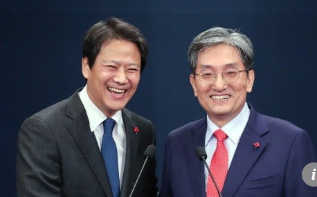 Chánh văn phòng Im Jong-seok ( bên trái) vừa bị sa thải và người kế nhiệm ông. Ảnh: Yonhap