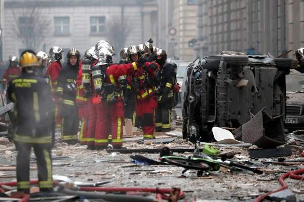 Nhân viên cứu hộ và cảnh sát cứu hỏa khẩn trương tìm người bị thương trong đống đổ nát sau vụ nổ ở tiệm bánh ở Paris.Ảnh: Getty Images