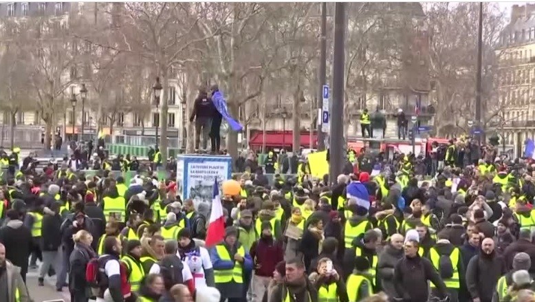 Hàng ngàn người biểu tình phe Áo vàng tuần hành tại trung tâm Paris ngày 12/1. Ảnh: Reuters