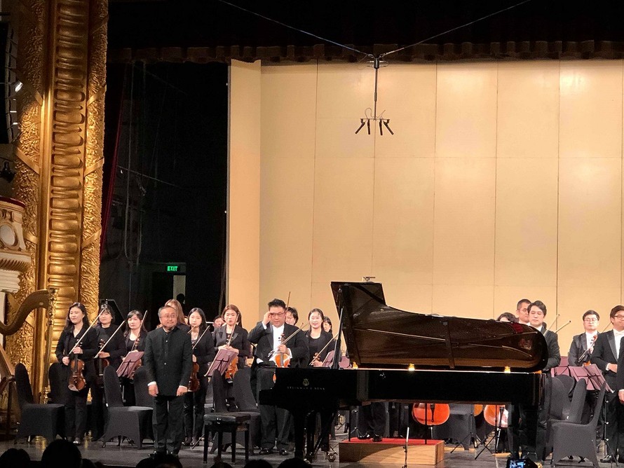 Nghệ sỹ piano Đặng Thái Sơn dưới sự điểu khiển của nhạc trưởng Chi Young Chung và dàn nhạc giao hưởng Hàn Quốc. Ảnh: L.A