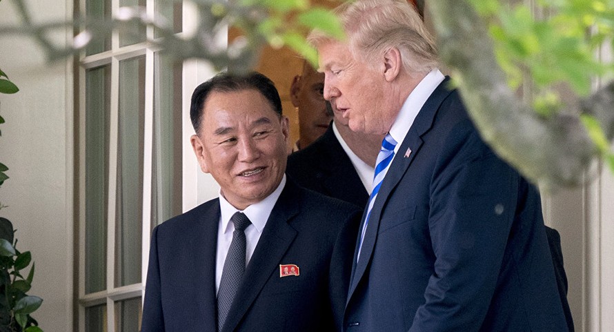 Đặc phái viên Triều Tiên Kim Yong-chol và Tổng thống Mỹ Donald Trump gặp nhau tại Washington chiều 18/1. Ảnh: Reuters