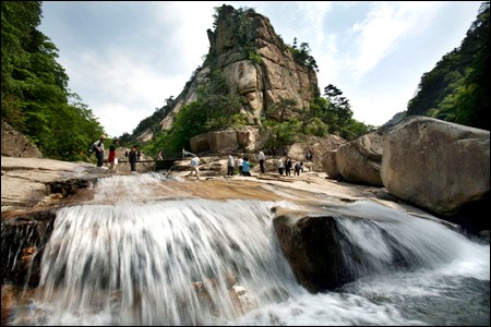 Các tour du lịch tới núi Kim Cương đã bị Hàn Quốc cấm sau vụ một nữ du khách Hàn Quốc bị lính biên phòng Triều Tiên bắn chết vào năm 2008.