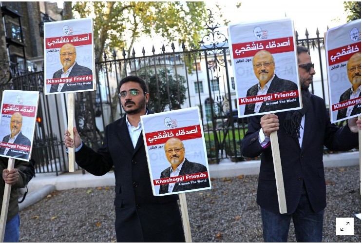 Những người ủng hộ ông Khashoggi cẩm ảnh của ông trướ cổng lãnh sự quán Ả rập Xê-út ở Istanbul, Thổ Nhĩ Kỳ để đòi công lý cho ông.