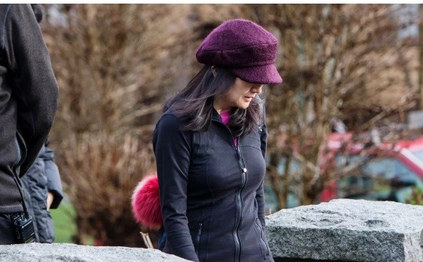 Bà Mạnh Vãn Châu xuất hiện bên ngoài ngôi nhà của mình tại Vancourver ngày 10/1. Ảnh: Bloomberg