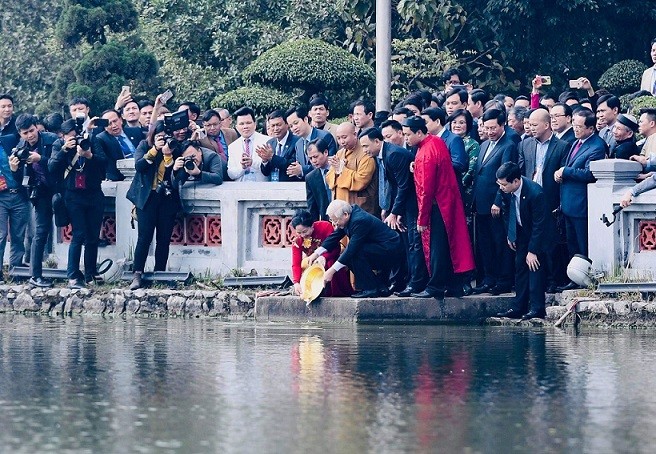 Tổng Bí thư, Chủ tịch nước Nguyễn Phú Trọng thả cá chép tại hồ Hoàn Kiếm, Hà Nội ngày 26/1/2019. Ảnh: Trọng Hải