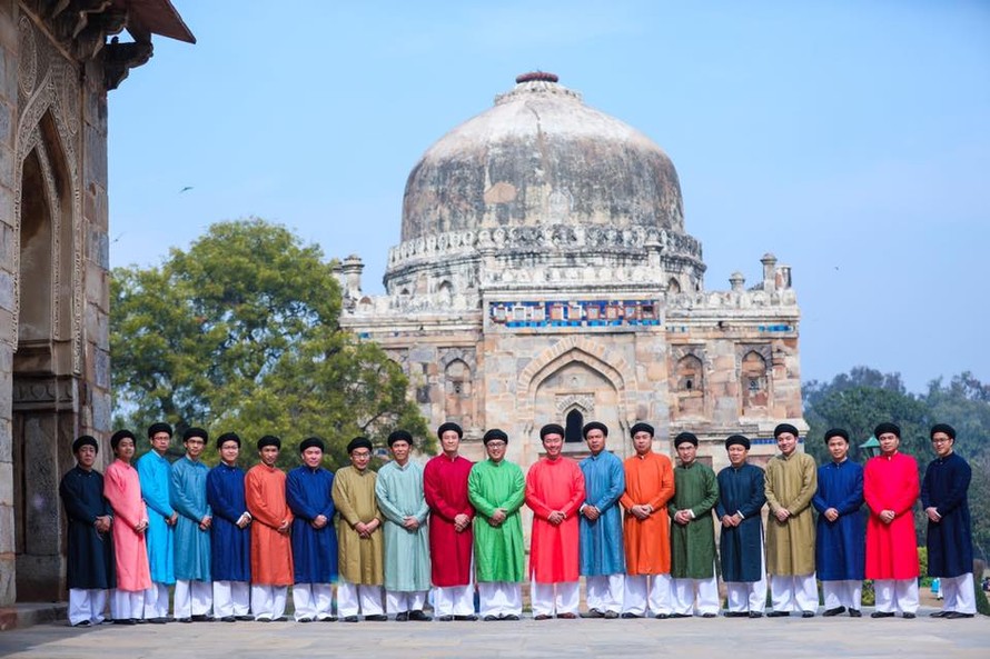Toàn bộ nam nhân viên đại sứ quán Việt Nam tại Ấn Độ diện áo dài chụp ảnh trước khu mộ cổ nổi tiếng tại thủ đô New Delhi. Anhr ĐSQ Việt Namm tại Ấn Độ cung cấp