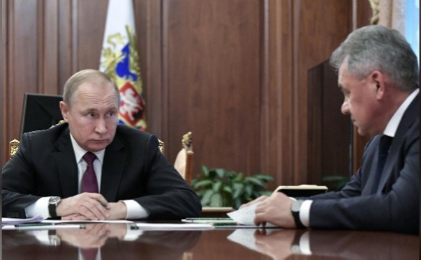 Tổng thông Nga Vladimir Putin họp với Bộ trưởng Ngoại giao và Quốc phòng Nga ngày 2/2 và cho biết, Nga cũng sẽ đình chỉ hiệp ước INF. Ảnh: Getty Images
