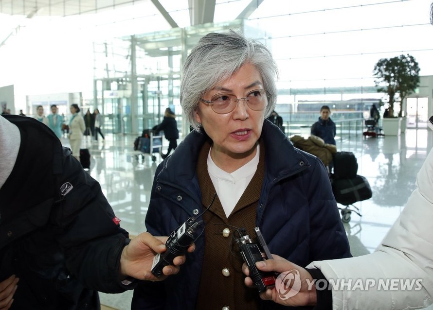 Ngoại trưởng Hàn Quốc Kang Kyung-wha trong vòng vây báo chí tại sân bay quốc tế Incheon, Seoul.