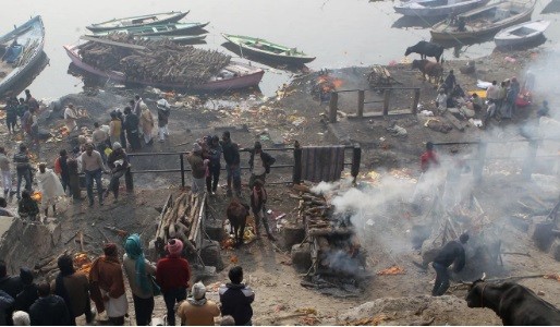 Người chết được hỏa táng bên sông Hằng và thả tro xuống sông ở Varanasi. Ảnh: Getty Images.