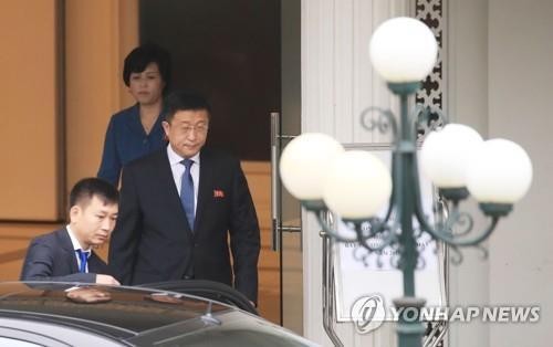 Đặc phái viên Triều Tiên Kim Hyok-chol rời khỏi nhà khách ở Hà Nội sáng 22/2 để đi họp với đặc phái viên Mỹ.
