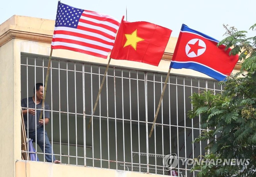 Phóng viên Yonhap tại Hà Nội đã chụp được bức ảnh một hộ dân sống gần khách sạn Marriot treo cờ ba nước Mỹ- Việt Nam- Triều Tiên để chào đón hội nghị thượng đỉnh Mỹ- Triều lần thứ 2.