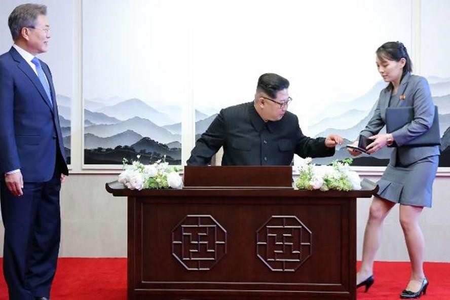 Kim Yo-jong là người đưa tài liệu, bút cho Chủ tịch Triều Tiên Kim Jong-un trong cuộc gặp đầu tiên với Tổng thống Mỹ Donald Trump tại Singapore năm ngoái. Ảnh: Yonhap