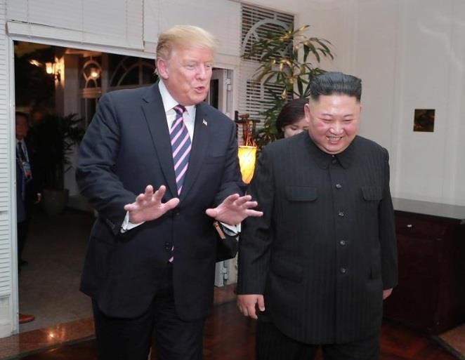 Tổng thống Mỹ Donald Trump và Chủ tịch Triều Tiên Kim Jong-un bước vào bên trong khách sạn để tiến hành họp chính thức. Ảnh: Reuters