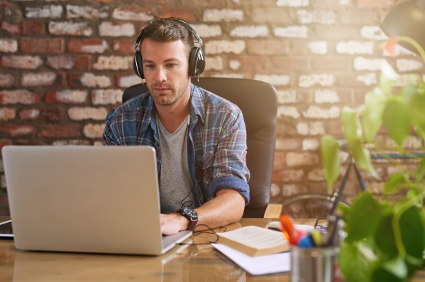 Một nghiên cứu mới đã đưa ra kết luận ngược đời: Vừa làm việc, vừa nghe nhạc sẽ khiến giảm hiệu suất và sự sáng tạo.