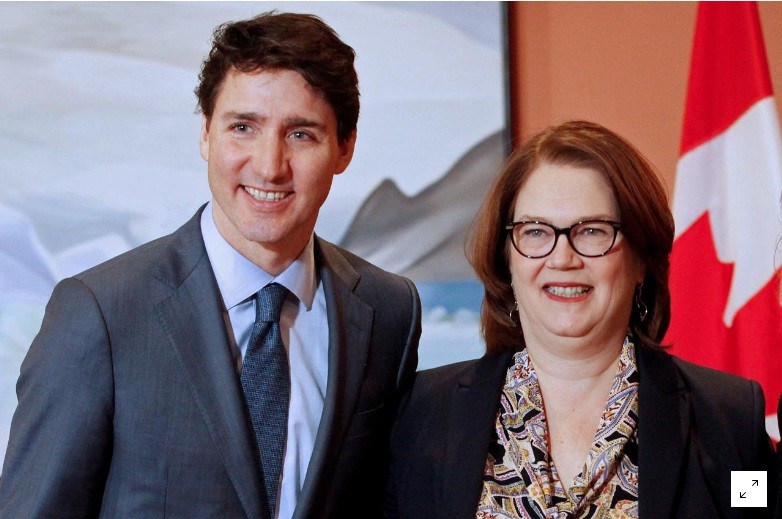 Bà Jane Philpott ( phải) và Thủ tướng Justin Trudeau trước khi từ chức. 